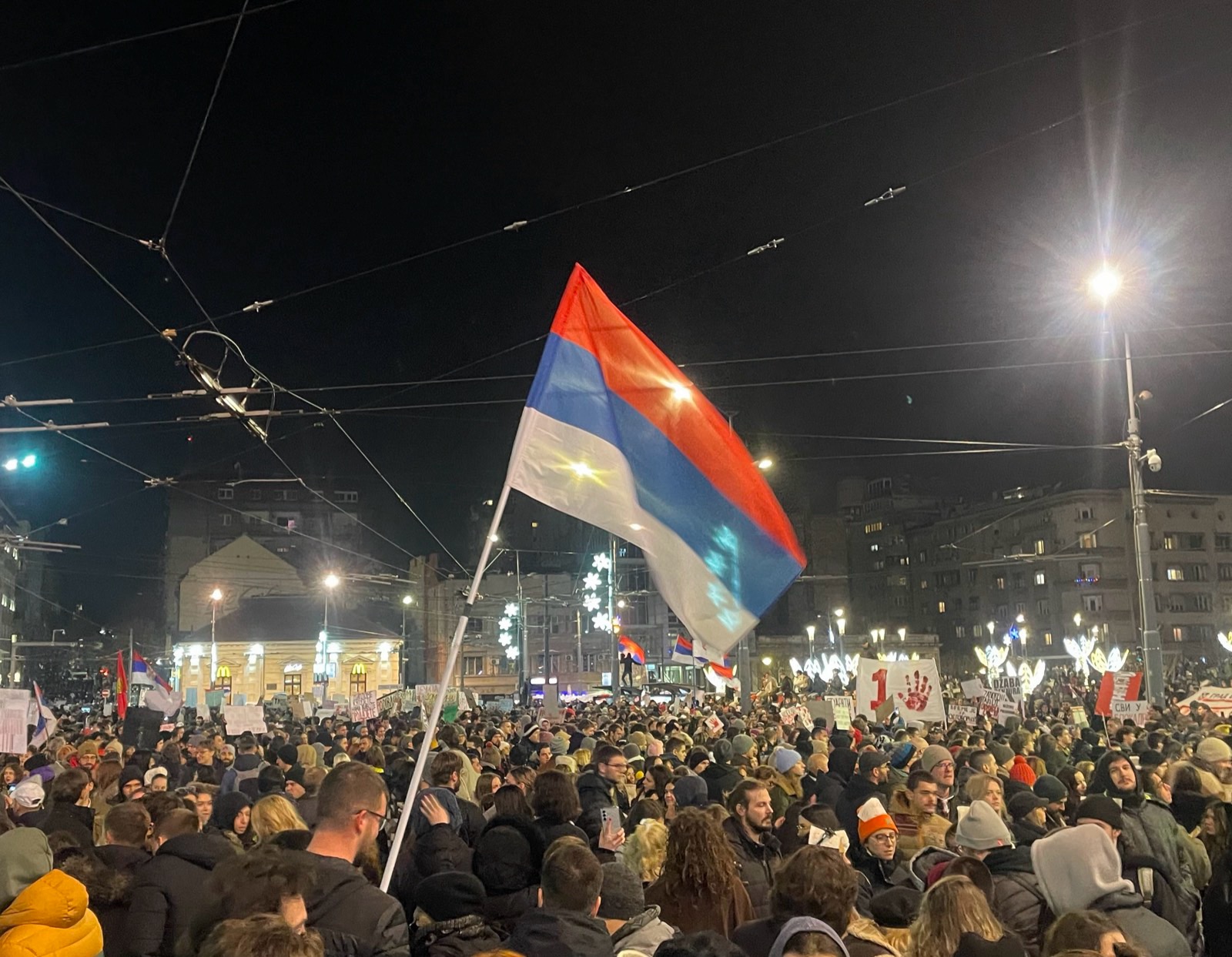 Protesta in piazza Slavija a Belgrado, 22 dicembre 2024, con la bandiera serba