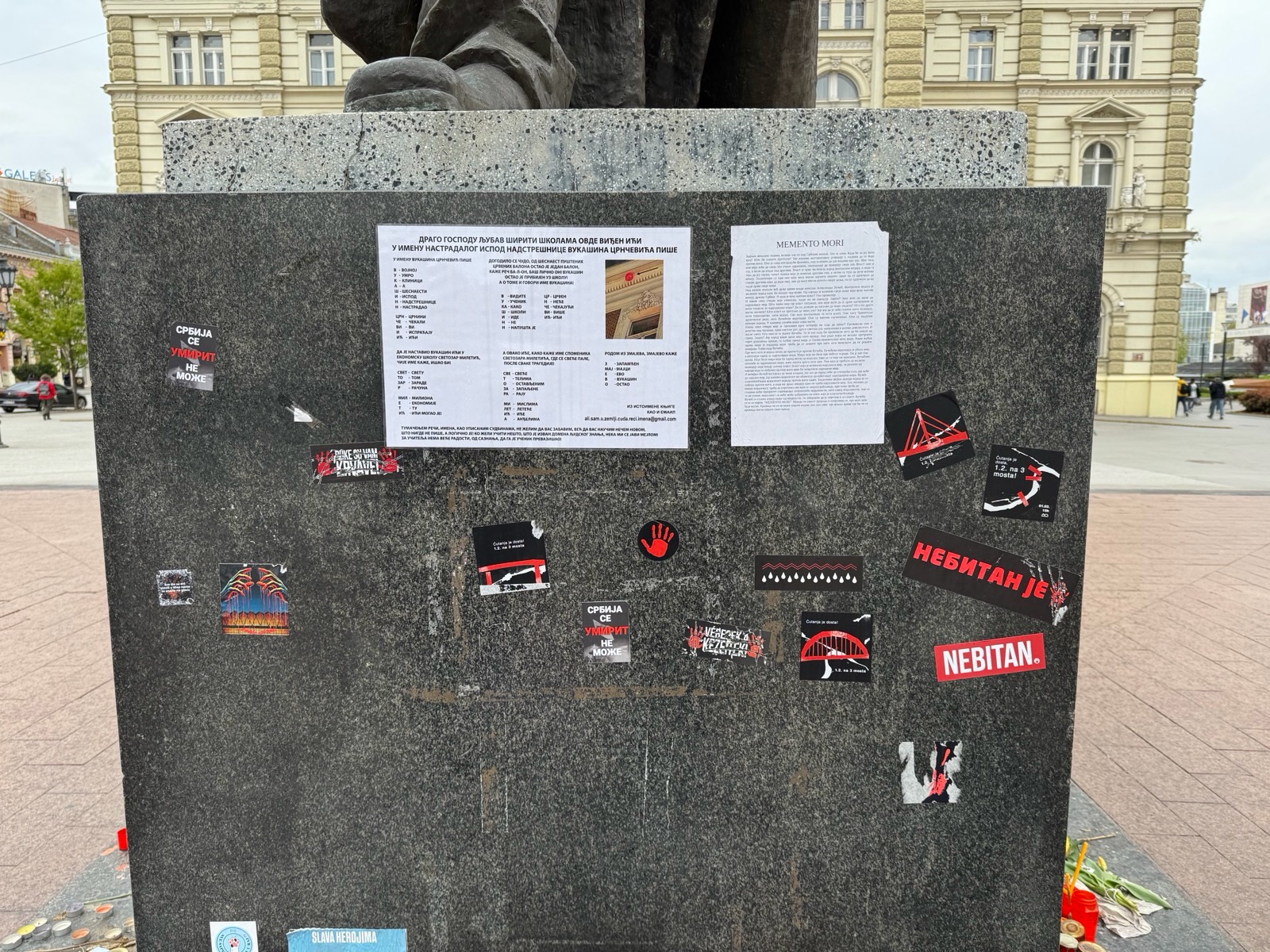 Adesivi e fogli di protesta sul monumento a Svetozar Miletić, Novi Sad